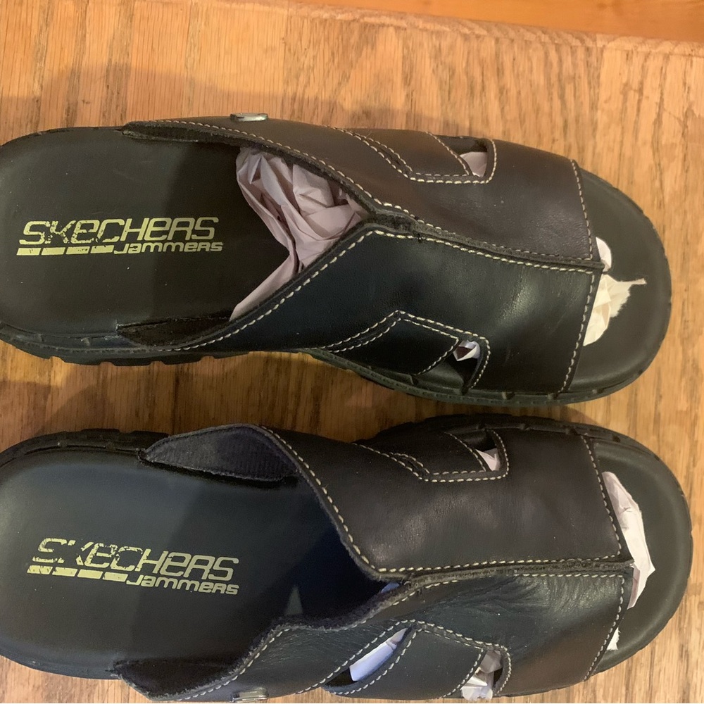 Lady’s Skechers size 8